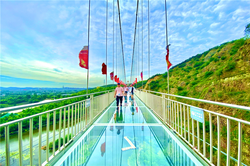 江蘇暉朗電子科技2021百人團(tuán)建活動(dòng)拓展訓(xùn)練，拓展培訓(xùn)活動(dòng)